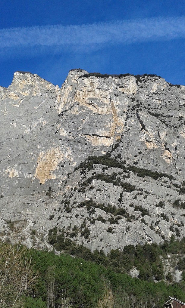 2015-03-29 08.54.55.jpg - Gran bella via, il capolavoro di Stenghel e una delle classiche della Valle Del Sarca.  Roccia buona, arrampicata atletica pochi chiodi ma ben proteggibile a dadi e friend.